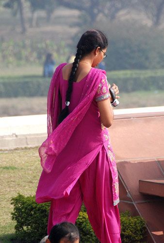 印度传统风俗：美女穿衣不能露腿