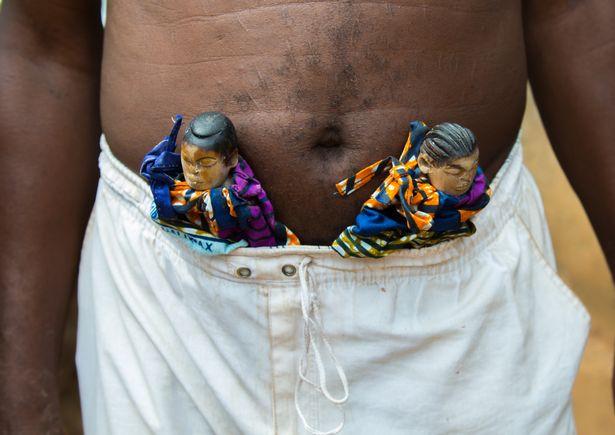 非洲部落传统习俗：为死婴做木偶 精心照顾求好运--部落中的父亲将夭折的孩子的木偶带在身上