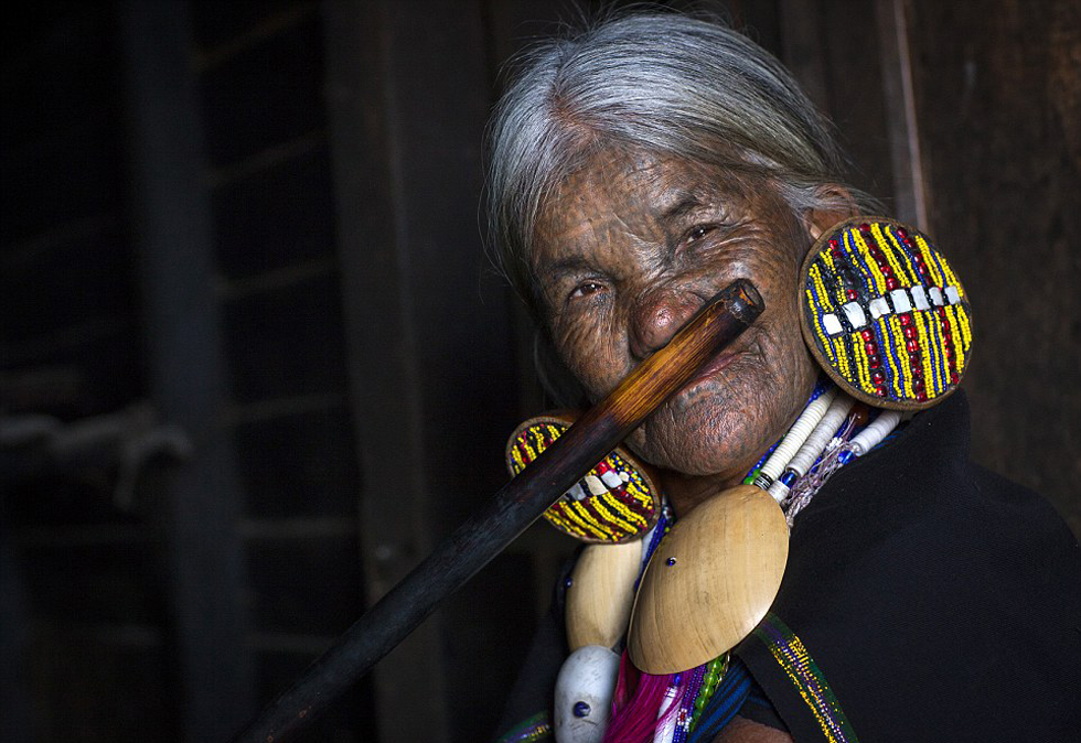 探秘缅甸古老部落奇异风俗:女性以满脸刺青为美