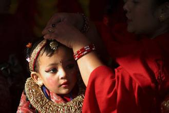 尼泊尔奇异婚俗--少女的＂果实婚礼＂