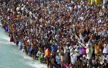 印度"大壶节" 最疯狂的宗教祭拜 数千万朝圣者恒河裸浴