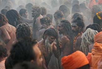 印度"大壶节" 最疯狂的宗教祭拜 数千万朝圣者恒河裸浴