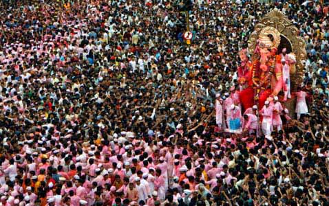 印度人在被污染的河流内庆祝宗教甘尼许节