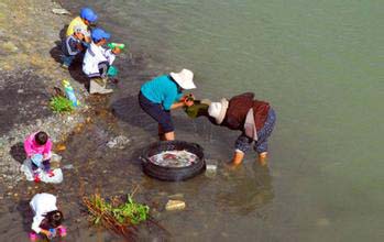 西藏高原传统的风俗习惯 嘎玛日吉即沐浴节 少女河中裸身共浴