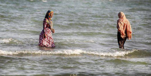 全球20大女性奇葩风俗：伊朗公共游泳池有奥秘 女人穿长袍游