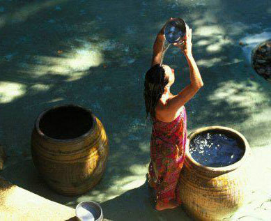 全球20大女性奇葩风俗:泰国一个水缸代表一个老婆