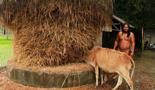 印度一名农夫巴曼对衣服过敏 全身裸体40年