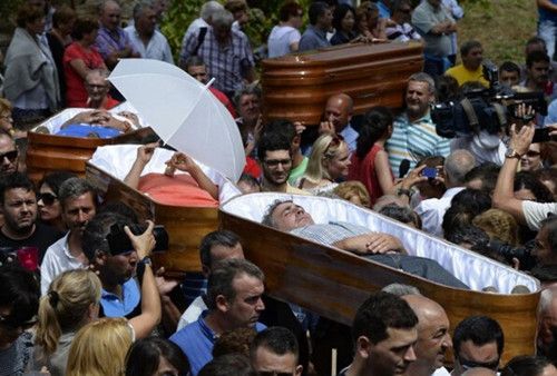 西班牙中世纪风俗 《圣玛尔塔节》进行棺材游行