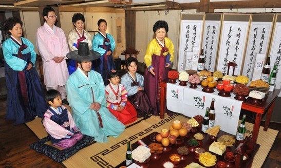 韩国传统节日习俗--春节:新年早上祭祀（向祖先贡献饮食行大礼）祖先