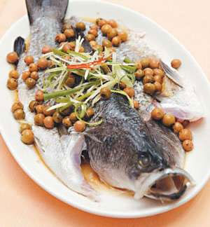 广州人的餐桌礼仪和风俗禁忌--上整条鱼时，应将鱼腹朝向主宾，以示尊重。