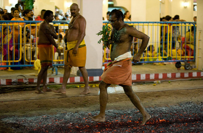 世界上最奇特的宗教仪式--印度蹈火节
