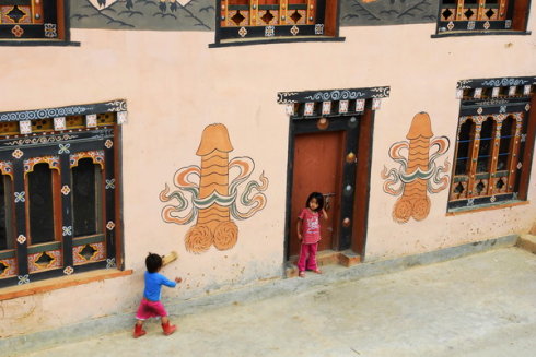 走进不丹 探秘不丹王国的奇风异俗--阳具当门神（喷射着精液的飞天阳具）