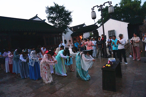 中国民间传统节日--七夕节（中国情人节）：七夕节民间习俗活动有很多，包括：乞巧活动​、拜织女、拜魁星、​​香桥会、接露水、拜七姐、斗巧、乞求姻缘等等