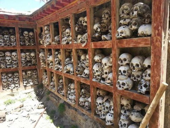 西藏丧葬习俗：天葬与骷髅墙
