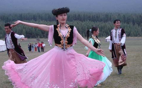塔塔尔族的风俗习惯--塔塔尔族人酷爱戏剧、音乐和歌舞