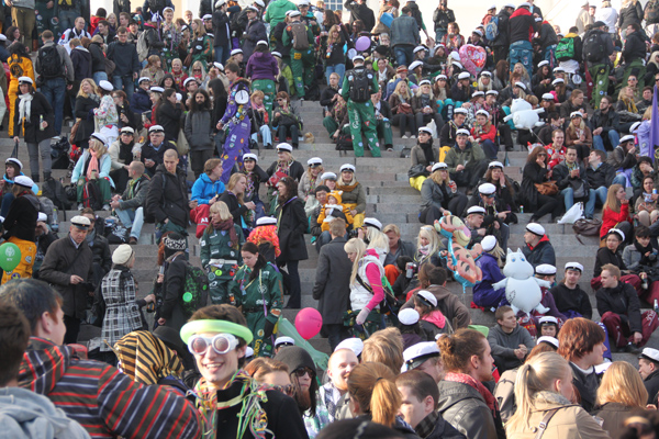 芬兰特色节日习俗--五一节(Vappu - May Day)，“戴帽节”。