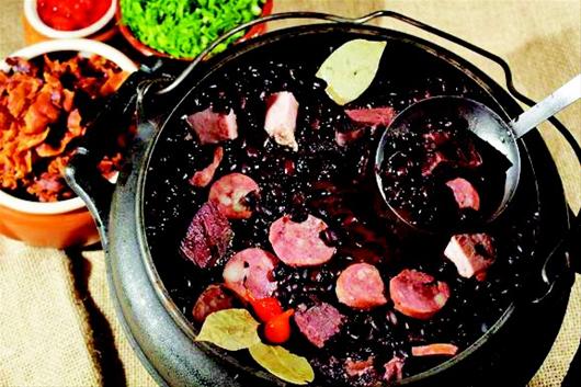 巴西风土人情--国菜“脍豆”（用猪蹄、杂碎和黑豆做原料，放在砂锅内一起炖制）