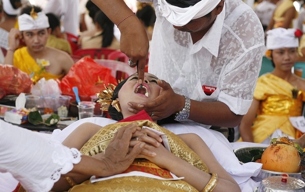 巴厘岛儿童进入成年期不可缺少的礼仪之一锉牙仪式