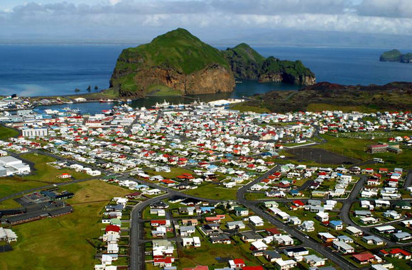 冰岛十大节日--韦斯特曼岛(又名西人岛)的露营节Thjodhatid