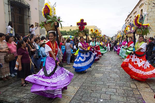 墨西哥习俗禁忌--墨西哥瓦哈卡人盛装庆祝盖拉盖察 文化 节