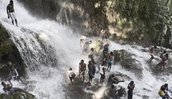 世界各国离奇古怪的宗教仪式--海地巫毒教瀑布洗礼