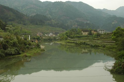 仫佬族居住的地区青山环绕，溪水长流。