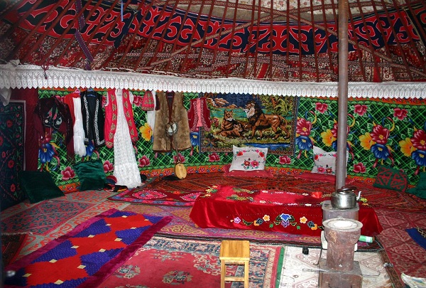 哈萨克族风俗习惯--冬房内部装饰