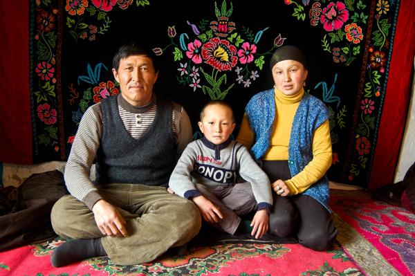 哈萨克族风俗习惯--家庭集体照