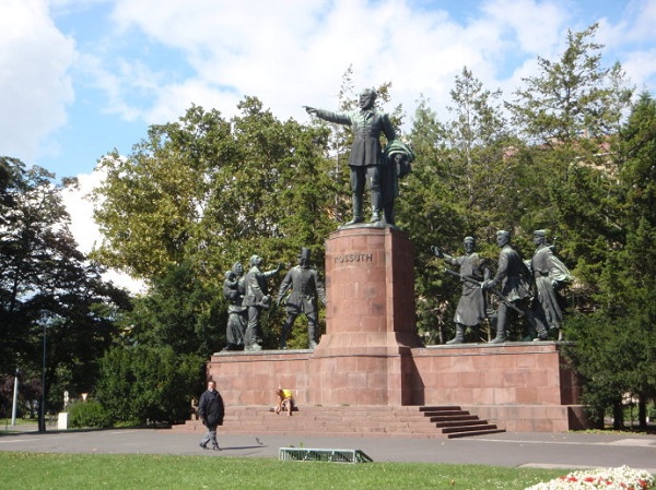 匈牙利旅游必去景点--共产主义纪念公园