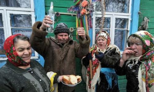 俄罗斯人奇特的伏特加饮用习俗--俄罗斯人饮酒习惯：一片面包，一口奶酪，再来一口伏特加，已是绝配