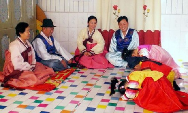 朝鲜族生活习俗--素以讲究礼仪著称，有“东方礼仪之邦”的美誉。
