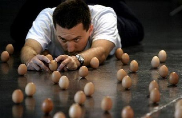 最离奇古怪的吉尼斯纪录--BrianSpotts地板上竖起了439个鸡蛋