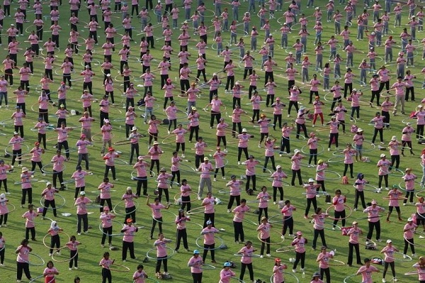 最离奇古怪的吉尼斯纪录--泰国曼谷国立法政大学4483人在体育馆中同时晃呼啦圈，整个过程持续了7分钟。