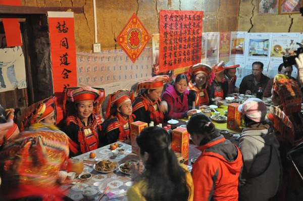 瑶族的饮食习俗--瑶族居民的主食以玉米、大米、红薯等为主，日常菜肴有黄豆、饭豆、南瓜、辣椒和家禽家畜等。