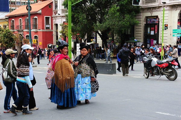 玻利维亚旅游指南--拉巴斯街头土著妇女