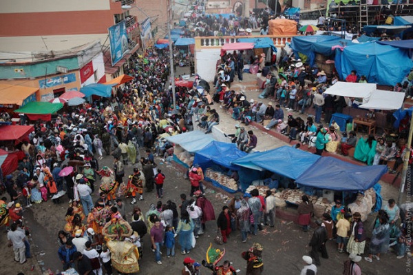 玻利维亚旅游指南--法定节假日：奥鲁罗（Oruro）狂欢节现场