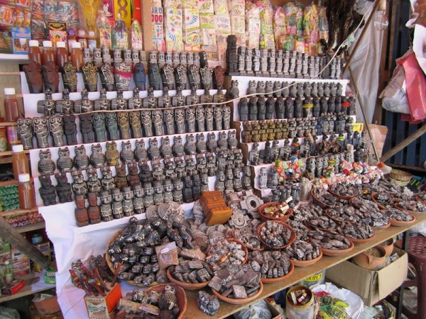 玻利维亚旅游指南--传统节日许愿节 Alasitas的巫师市场