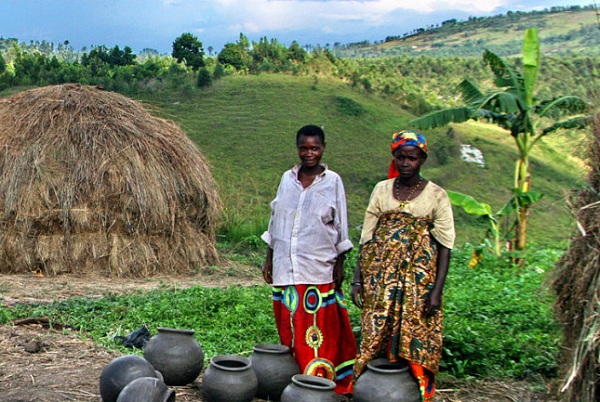世界九个怪异地方求婚方式--坦桑尼亚帕雷族男青年看中某个女青年，会带着一个宽瓷罐到女方家，女方如果同意，便把瓷罐留下，否则就退回男方。
