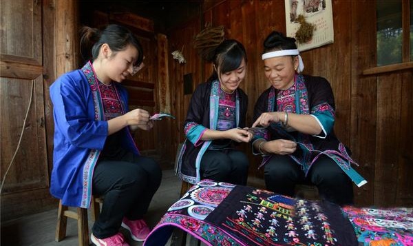 侗族风俗习惯--侗族姑娘正在刺绣