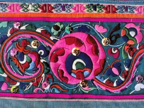 侗族风俗习惯--侗族刺绣上的先民的图腾符号“三鱼共头”