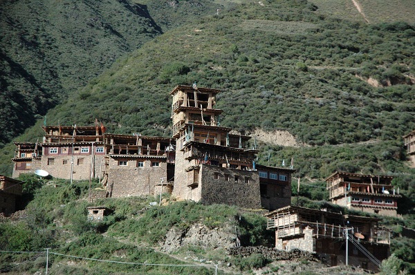藏族的风俗习惯--日斯满巴碉房