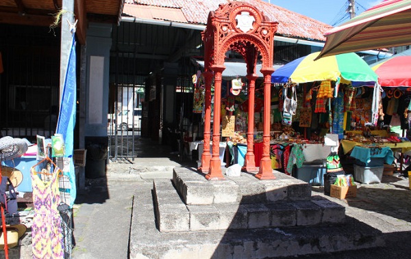 多米尼克生活习俗--罗索街景：几百年前的水井