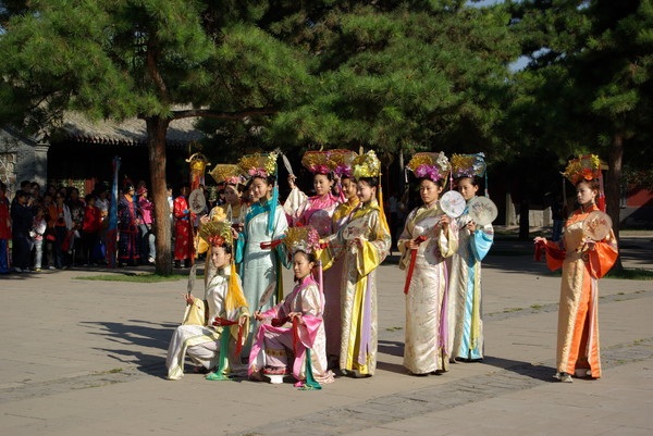 满族风俗习惯--旗袍满语称“衣介”，是满族特有的服装，旗人服装的俗称。