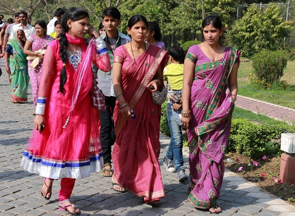 印度畸形婚姻习俗--印度女人最喜欢穿纱丽