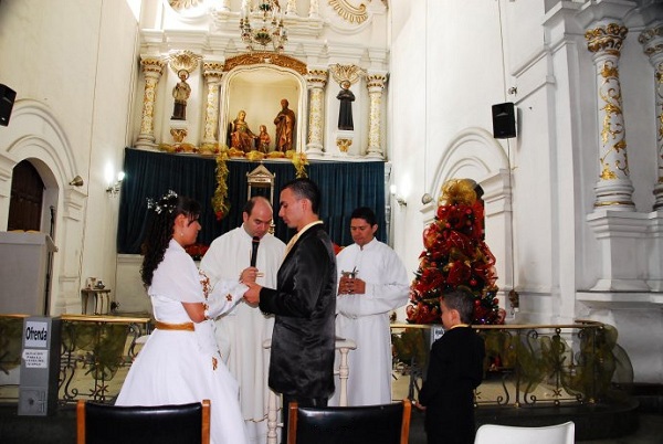 哥伦比亚风俗礼仪--哥伦比亚城镇居民的婚礼普遍欧化，多到教堂中举行。