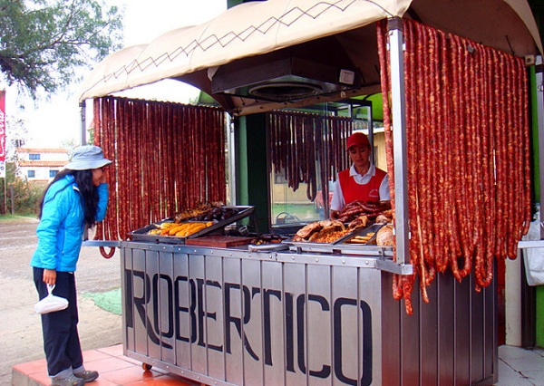 哥伦比亚风俗礼仪--一个以香肠而闻名的小镇Sutamarchan:满大街的烧烤店