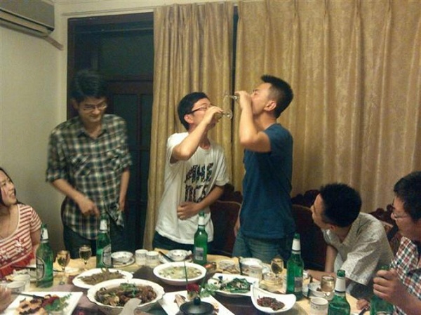 中国人酒桌上的礼仪--酒桌上的潜规则，只不过是场面上的一种应酬。其实， 朋友在一起吃得随便、尽兴就好。