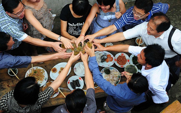 中国人酒桌上的礼仪--中国的传统文化包括各种礼仪，它渗透到生活中每一个角落，在酒桌上，这种礼仪变成了潜规则。