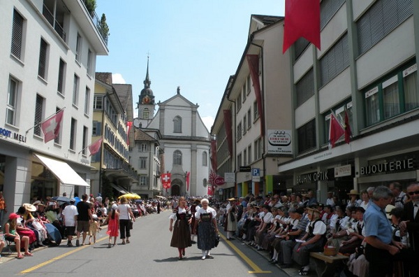 瑞士礼仪与禁忌--传统服饰节