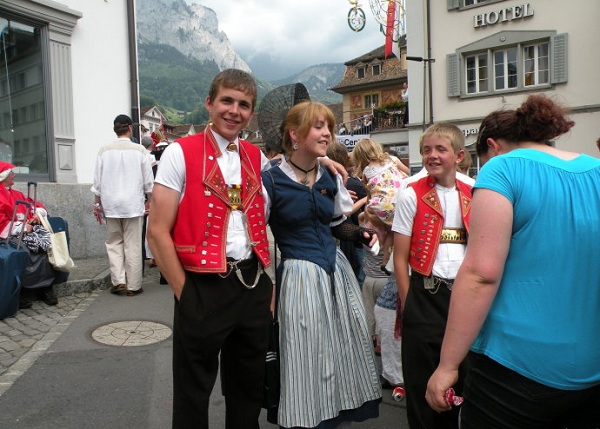 瑞士礼仪与禁忌--瑞士的各个民族也都有自己的传统服装，然而当今它们仅见于节日或庆典之中，平时并不多见。